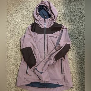 W’s Med Goretex Noronna Tamok ski/snowboard shell. Used 3x. Great shape.